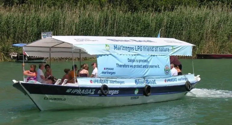 Dalyan Kanalları'nda Marinegas brandalı gezi teknesi
