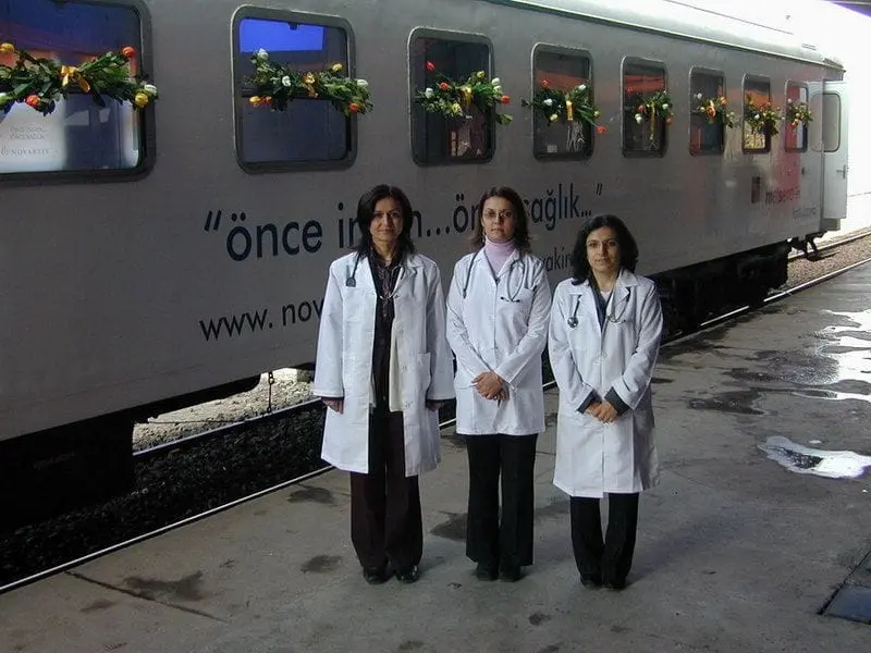 “Önce insan, önce sağlık” yazılı vagon önünde doktorlar