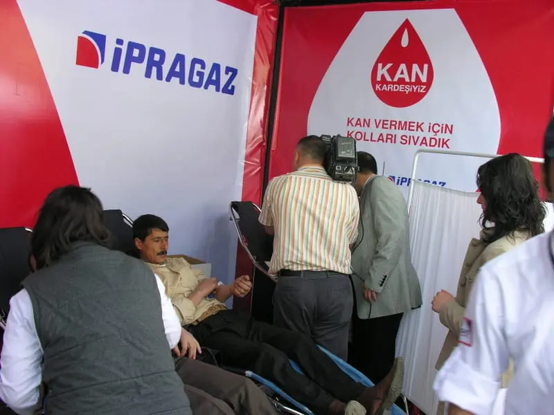 İpragaz “Kan Kardeşiyiz” standında kan bağışı yapan bağışçı