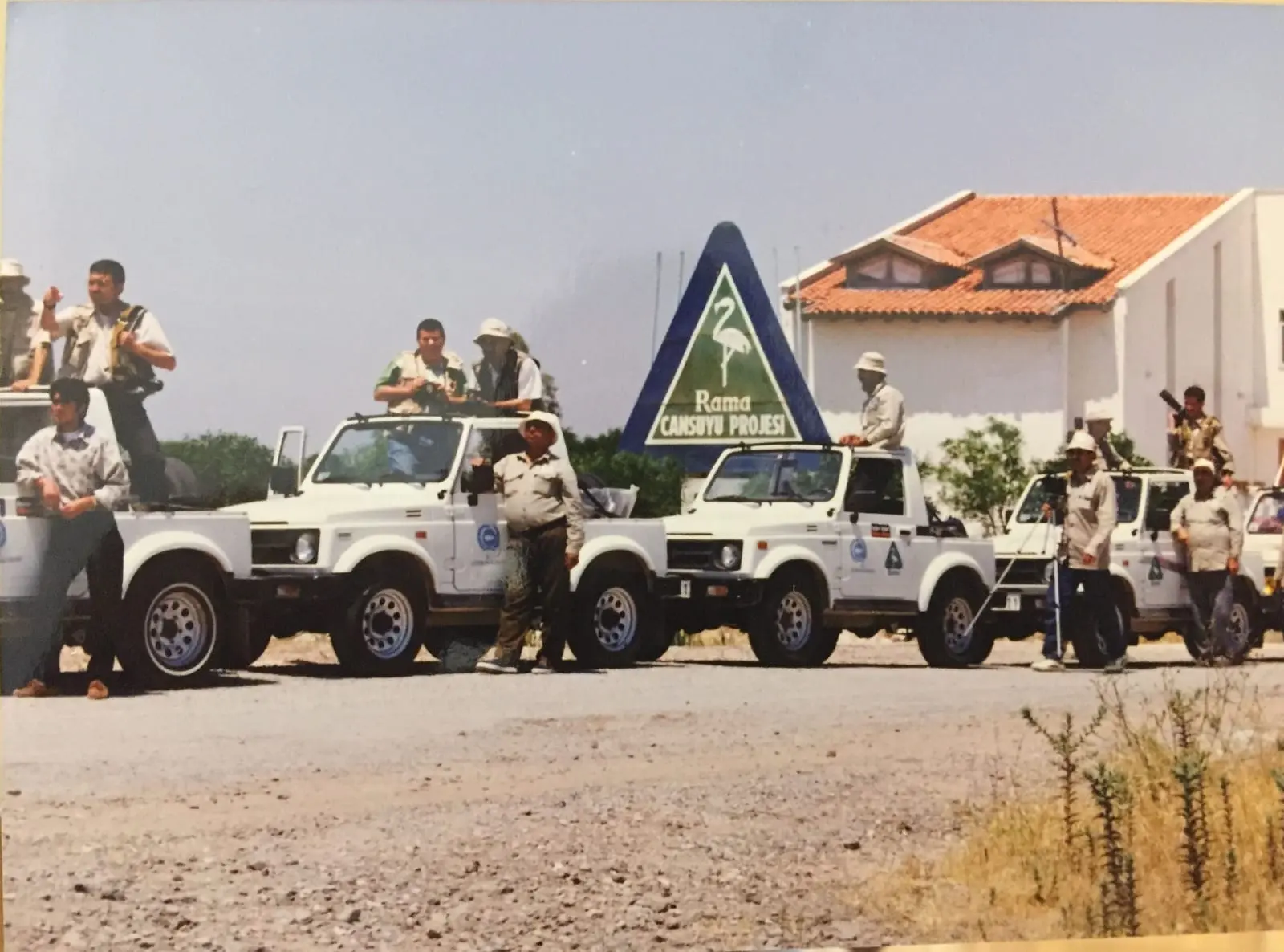 Rama Cansuyu tabelası önünde foto safari cipleri